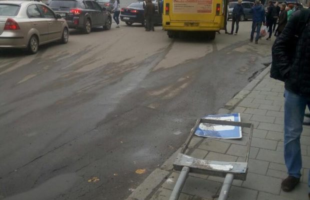 У Львові водій маршрутки втратив свідомість під час руху 