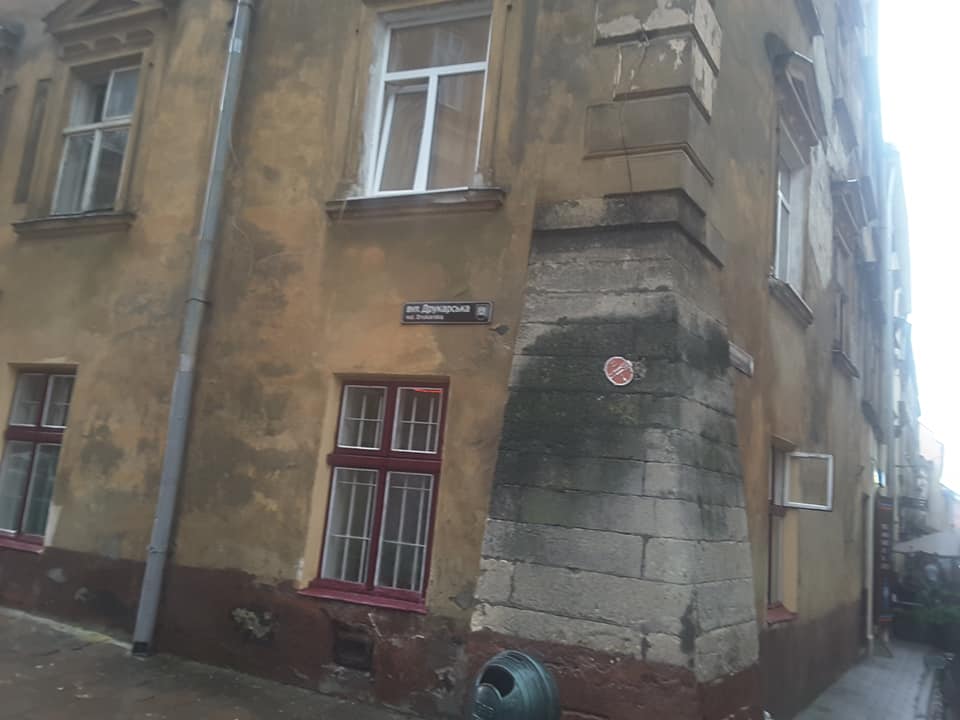У центрі Львова обвалився фасад будинку. Фото Ігор Мартинюк