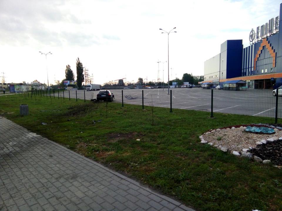 Як у Львові водій на "євробляхах" тікав від поліції. Фото Варта-1