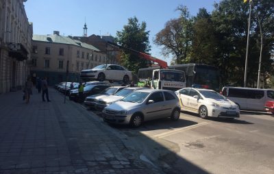 На вулиці Винниченка евакуювали автомобіль