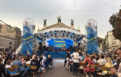 На площі перед Оперним театром стартував проект “Україна. Історія сили і перемоги”