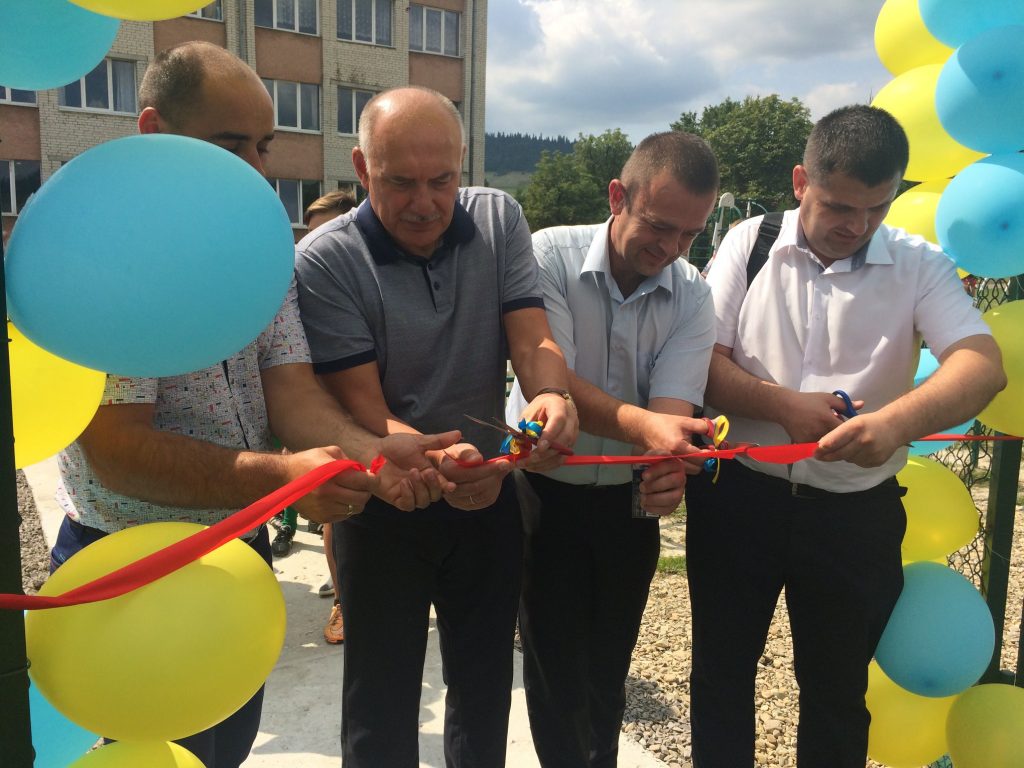 На Турківщині відкрили спортивний майданчик зі штучним покриттям