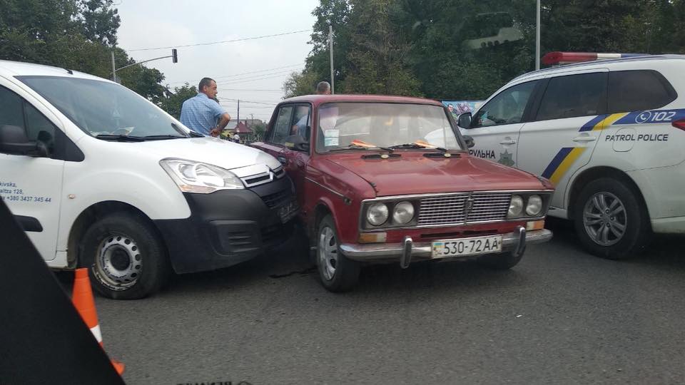 На трасі "Київ - Чоп" не розминулись автомобілі