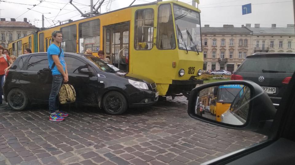 У Львові автомобіль не розминувся із трамваєм