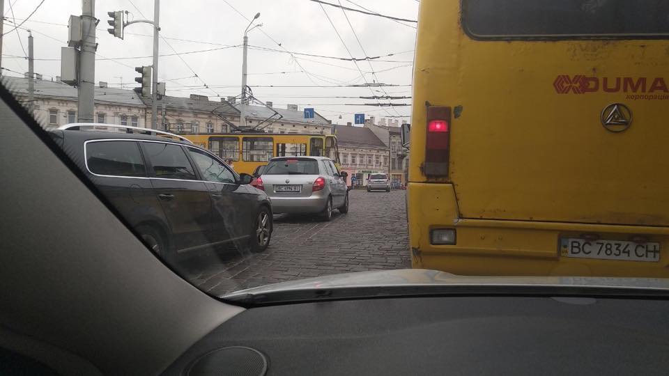 У Львові автомобіль не розминувся із трамваєм
