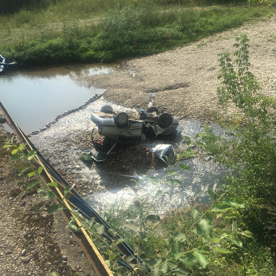 На Львівщині автомобіль впав з мосту в річку, є постраждалі
