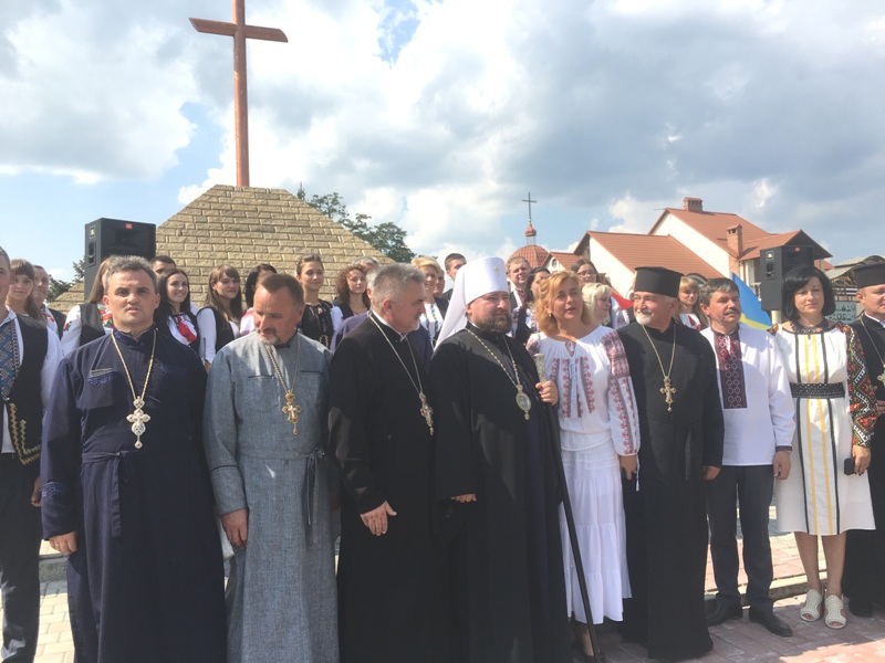 У Кам'янка-Бузькому районі освятили меморіал героям Небесної Сотні
