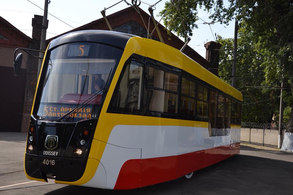 В Одесі презентують відновлений трамвай із сучасним дизайном, а у Львові так і не випустили на лінію трамваї із НімеччиниВ Одесі презентують відновлений трамвай із сучасним дизайном, а у Львові так і не випустили на лінію трамваї із Німеччини