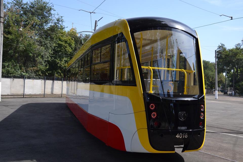 В Одесі презентують відновлений трамвай із сучасним дизайном, а у Львові так і не випустили на лінію трамваї із Німеччини