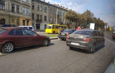 У центрі Львова не розминулись чотири автомобілі