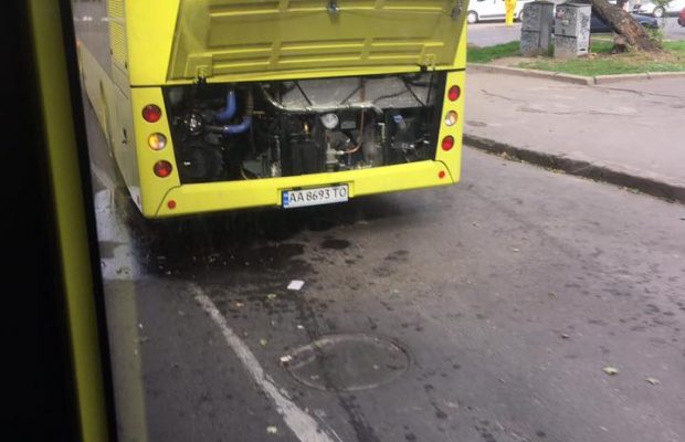 У Львові поламався білоруський автобус. Фото Варта-1