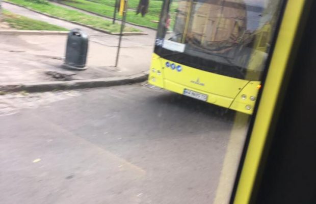 У Львові поламався білоруський автобус. Фото Варта-1