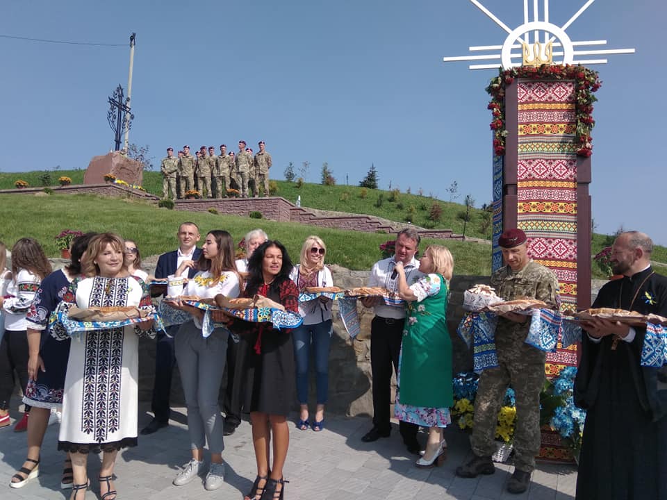 Найдовший яворівський пиріг - на Львівщині встановили рекорд України. Фото - прес-служба ЛОДА