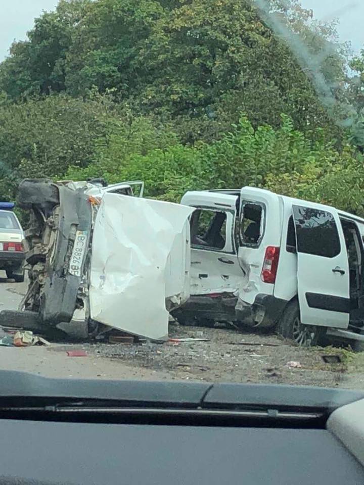 На Львівщині не розминулись автомобілі: є постраждалі