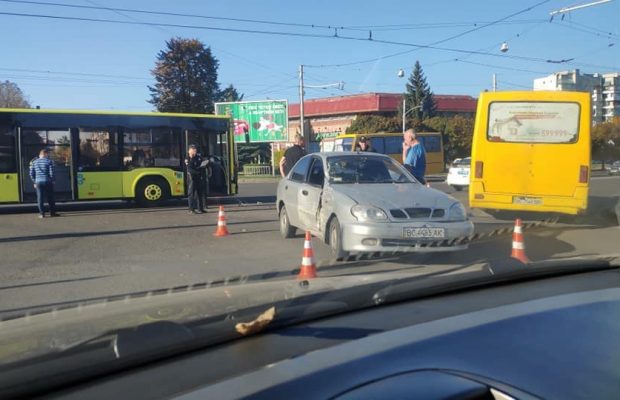 У Львові на Любінській сталась аварія. Фото Варта-1