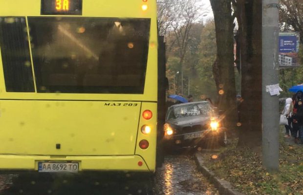 У Львові "польські бляхи" влетіли у новенький автобус Садового. Фото Варта-1