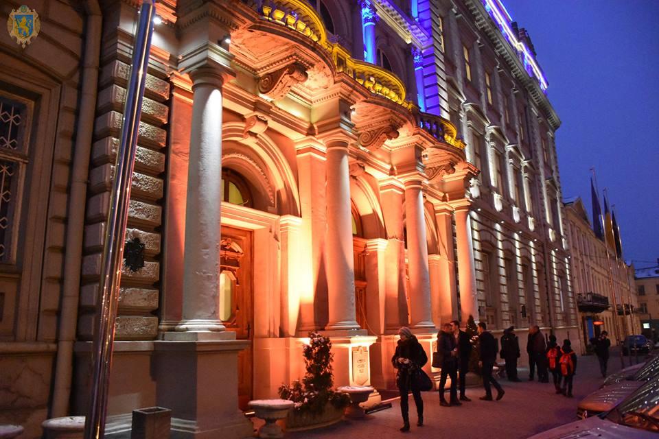 Будівлю Львівської ОДА підсвітили помаранчевим. Фото: прес-служба ЛОДА
