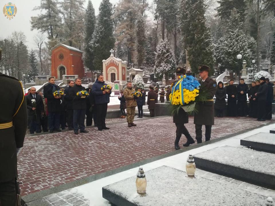 На Личаківському цвинтарі вшанували пам'ять новітніх Героїв. Фото: Прес-служба ЛОДА.