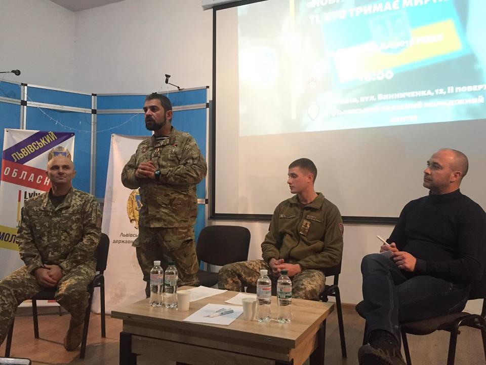 У Львівському обласному молодіжному центрі відбулась зустріч з громадськістю до Дня Збройних сил України. Фото: 4studio