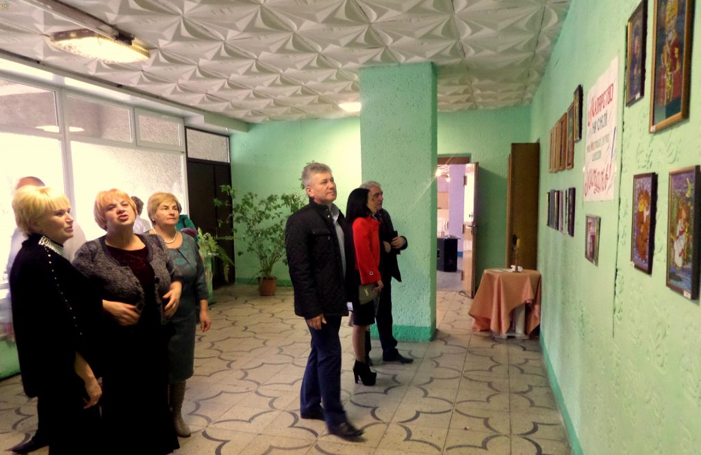 У Мостиському Народному Домі відкрили виставку «Малярство на склі»