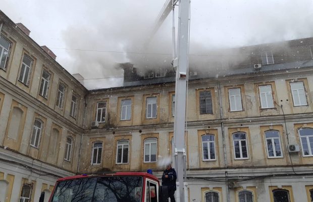 Львів: рятувальники ліквідовують пожежу у лікарні. Фото ДСНС