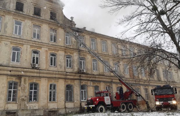 Львів: рятувальники ліквідовують пожежу у лікарні. Фото ДСНС