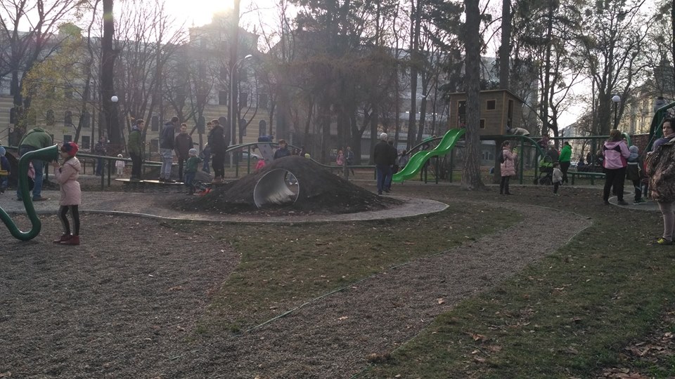 Як у Львові якісно будують дитячі майданчики