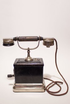 Телефонний апарат, поч. ХХ ст. Фото: Державний меморіальний музей Грушевського у Львові