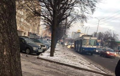 У Львові у тролейбуса тріснуло колесо