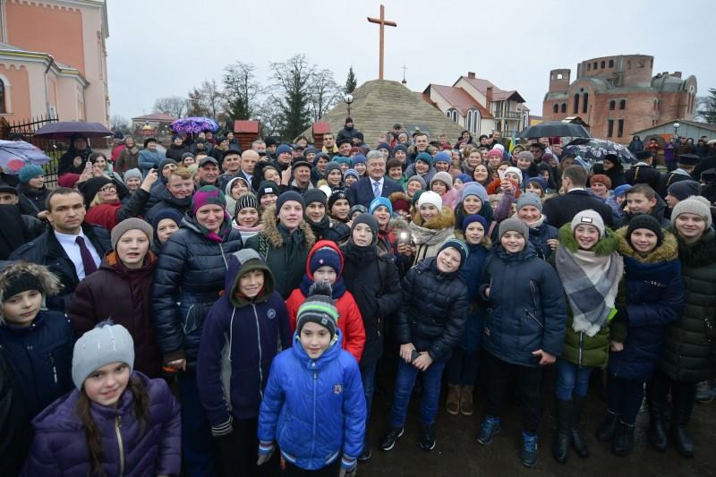 Порошенко на Львівщині вшанував пам'ять героїв, які загинули у боротьбі за Україну Фото: прес-служба ЛОДА