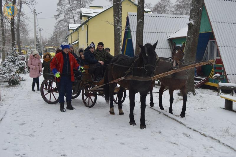 На Жовківщині для дітей з інвалідністю організували поїздку в резиденцію Миколая. Фото: прес-служба ЛОДА.