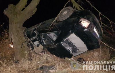 На Самбірщині автомобіль «Кіа» в’їхав у дерево, загинув пасажир