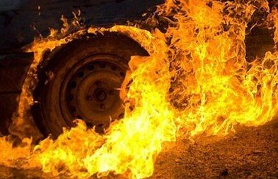 У Львові вночі вогонь ледь не знищив Opel. Фото: відкриті джерела.
