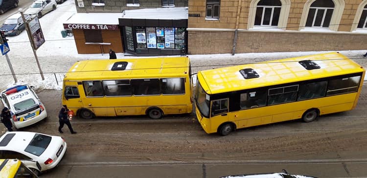 У Львові не розминулися маршрутні автобуси. Фото: Варта1