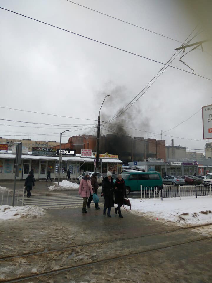 У Львові біля ринку трапилась пожежа. Фото: Варта1