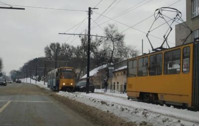 У Львові машина влетіла в трамвай. Фото: Варта1.