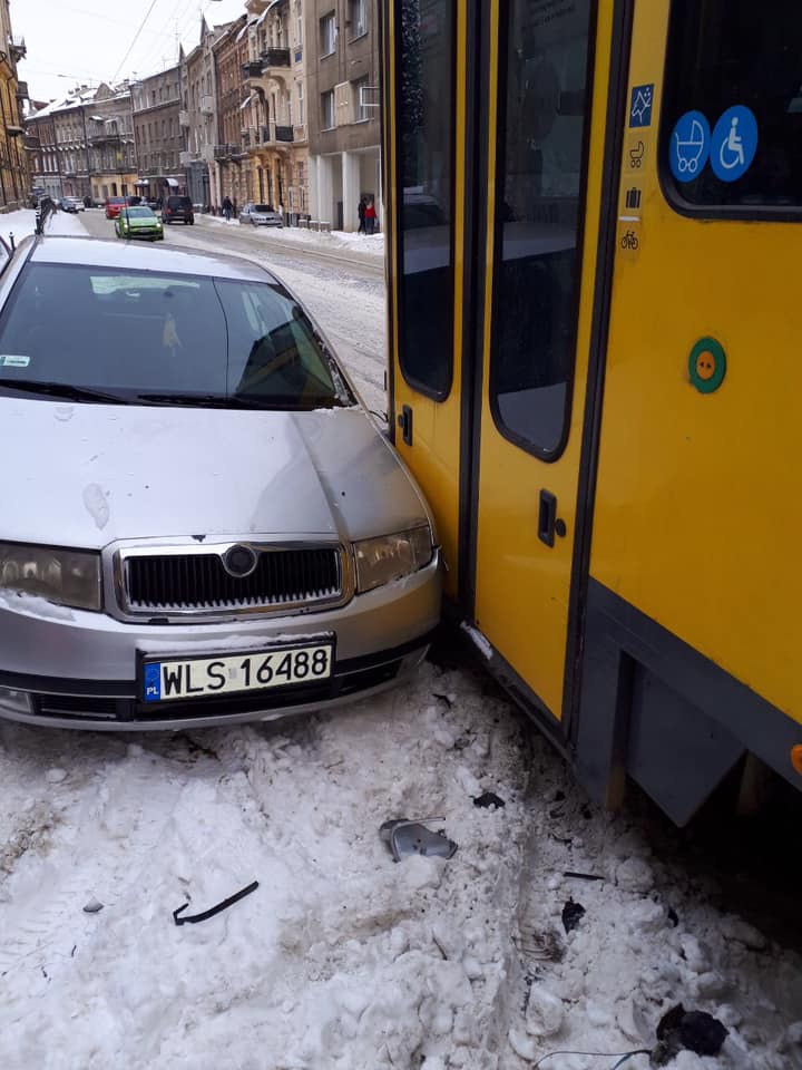 У Львові берлінський трамвай протаранив припарковані "євробляхи". Фото: Ігор Зінкевич
