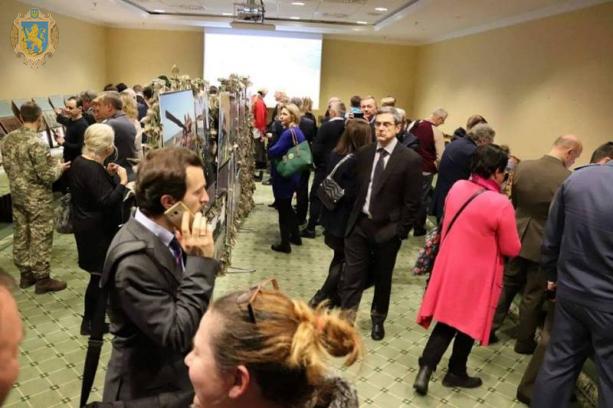 У Варшаві презентували виставку про АТО. Фото: прес-служба ЛОДА.
