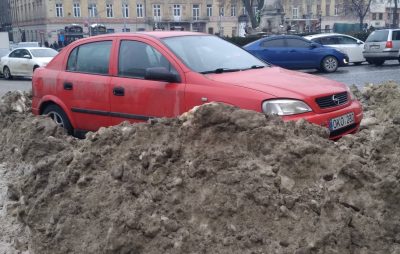 Підлеглі Садового нарешті розпочали прибирати Львів від снігу. Фото: Варта1.