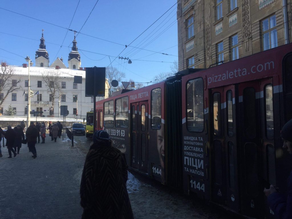 У центрі Львова зупинились трамваї. Фото: 4studio