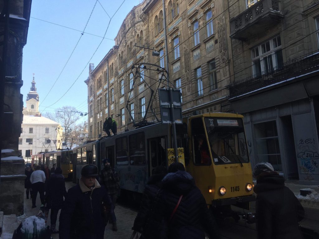 У центрі Львова зупинились трамваї. Фото: 4studio
