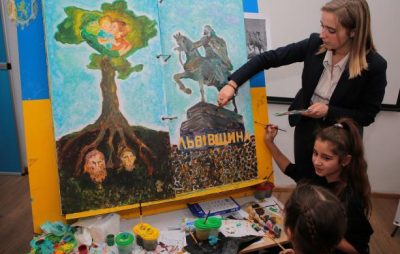 Діти з Львівщини долучились до створення мандрівної книги про соборну Україну. Фото: прес-служба ЛОДА.
