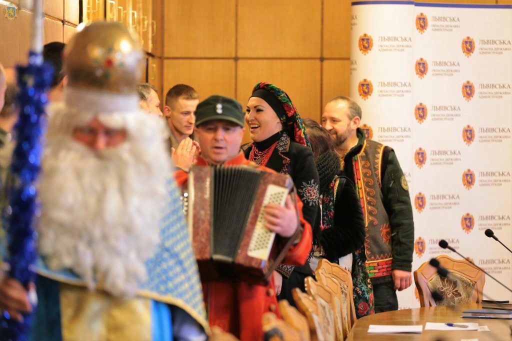 Волонтерський вертеп привітав працівників Львівської ОДА з Різдвом