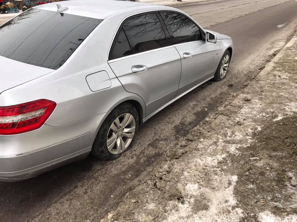 Як у Львові можна пошкодити автомобіль через поганий стан дороги. Фото Варта-1