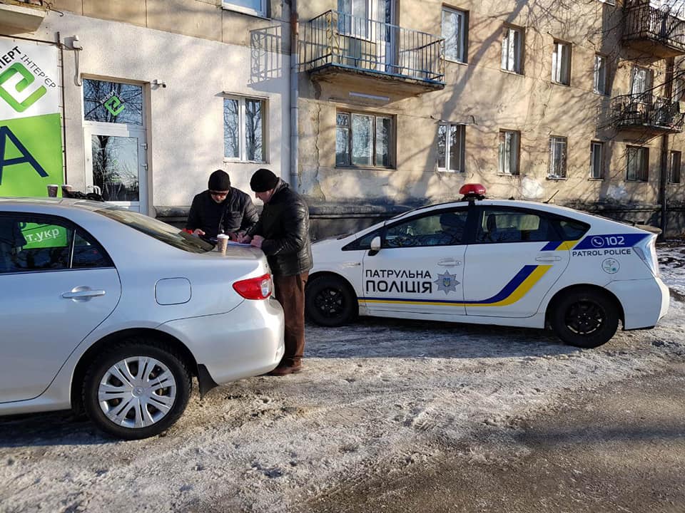 Він уже "наступний": як водій зіпсував автомобіль на жахливій дорозі у Львові . Фото Тарас Гупало