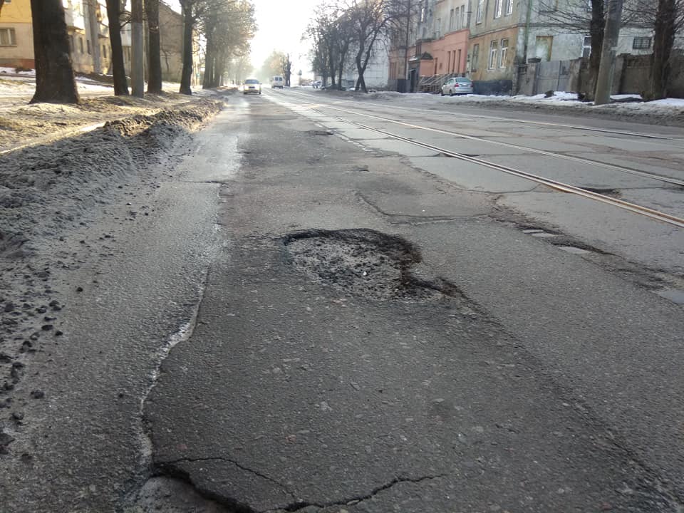 Він уже "наступний": як водій зіпсував автомобіль на жахливій дорозі у Львові . Фото Тарас Гупало