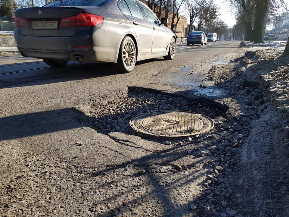 Він уже "наступний": як водій зіпсував автомобіль на жахливій дорозі у Львові . Фото Тарас Гупало