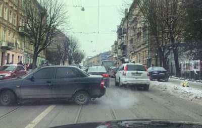 Як у Львові трамвай не розминувся із автобусом