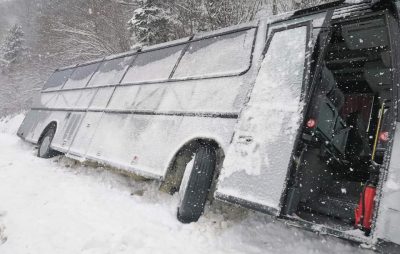 На Львівщині туристичний автобус злетів з траси. Фото Варта-1