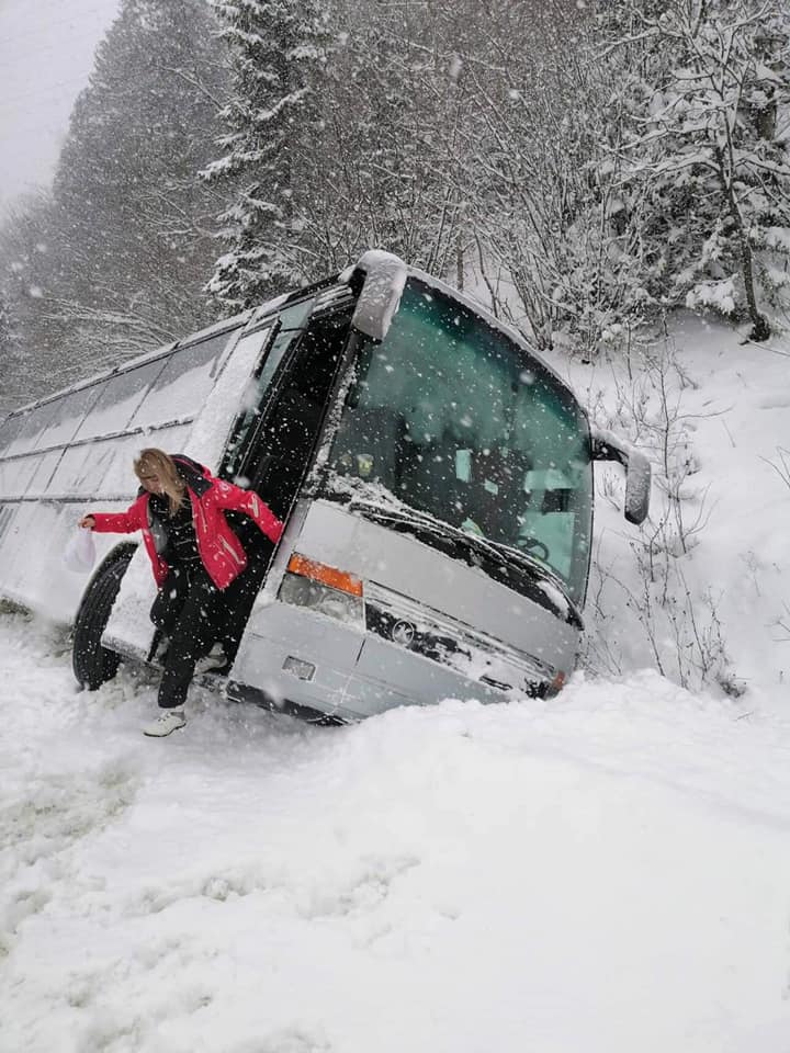 На Львівщині туристичний автобус злетів з траси. Фото Варта-1